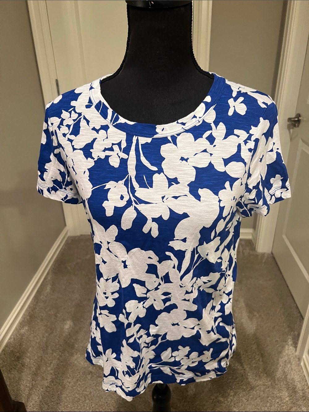 LOFT Royal Blue & White Floral Short Sleeve Tee Size Small